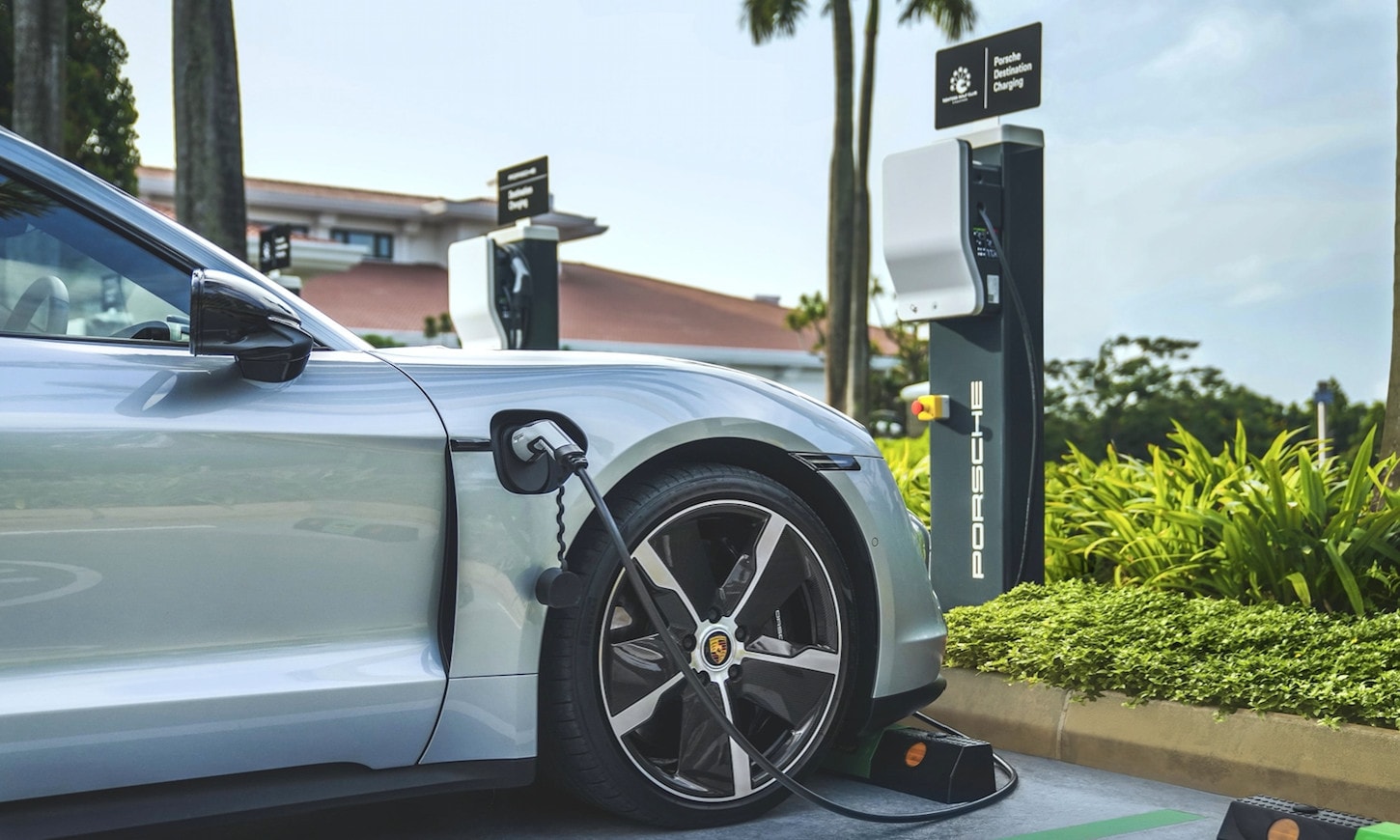 Auto elettriche e neopatentati, la norma paradosso: nessun limite di potenza