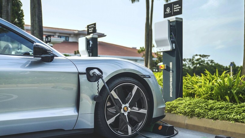 Auto elettriche e neopatentati, la norma paradosso: nessun limite di potenza