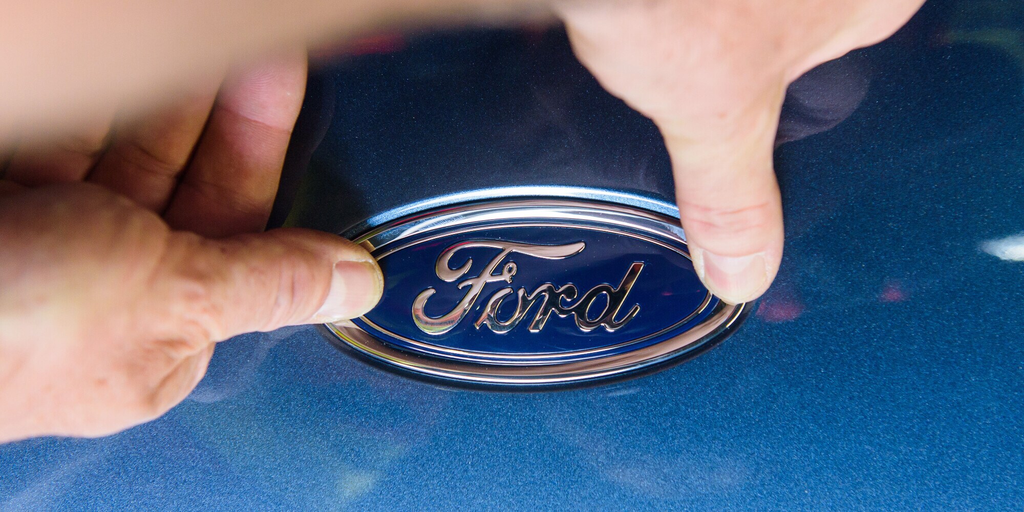 Ford, mancano i loghi: ferme le consegne delle vetture