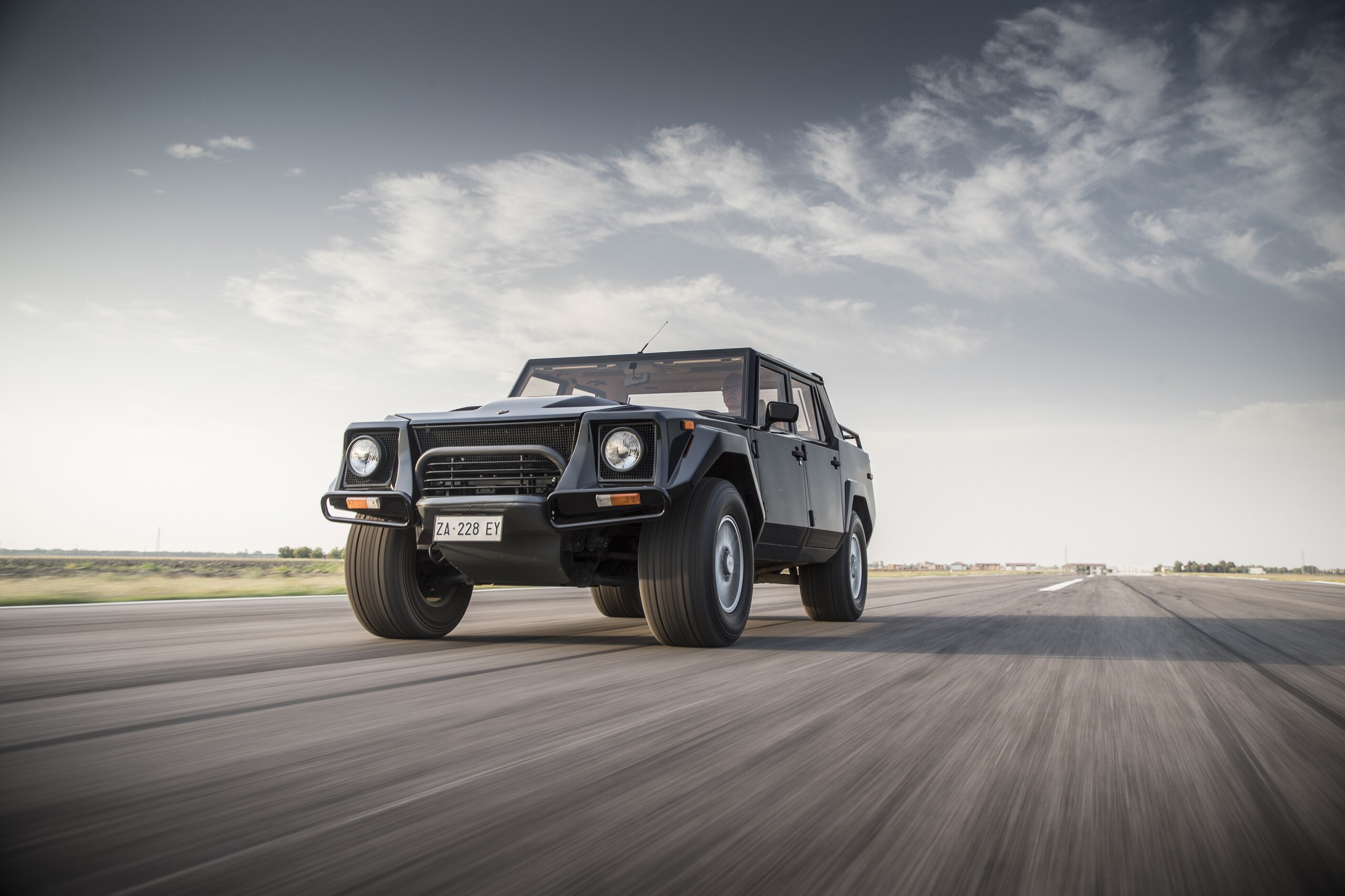 Lamborghini LM002: la "Lambo Rambo" madre di tutti i SUV 