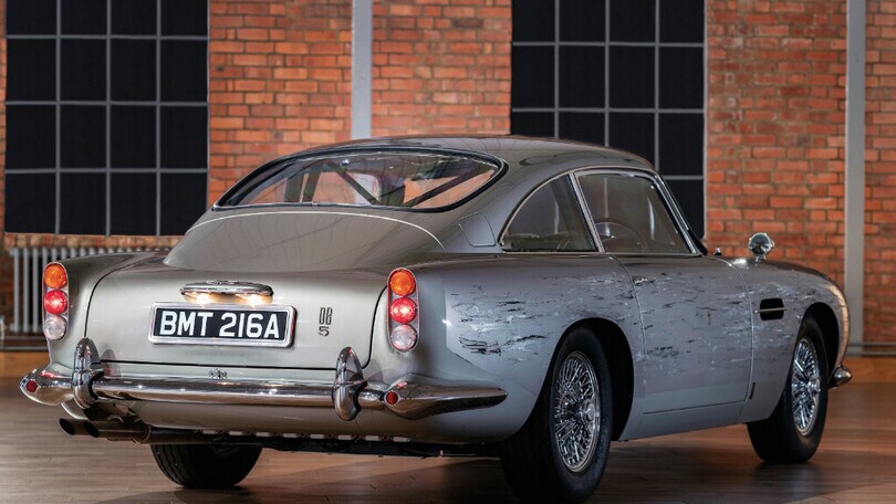 Aston martin DB5 di "No time to die" all'asta