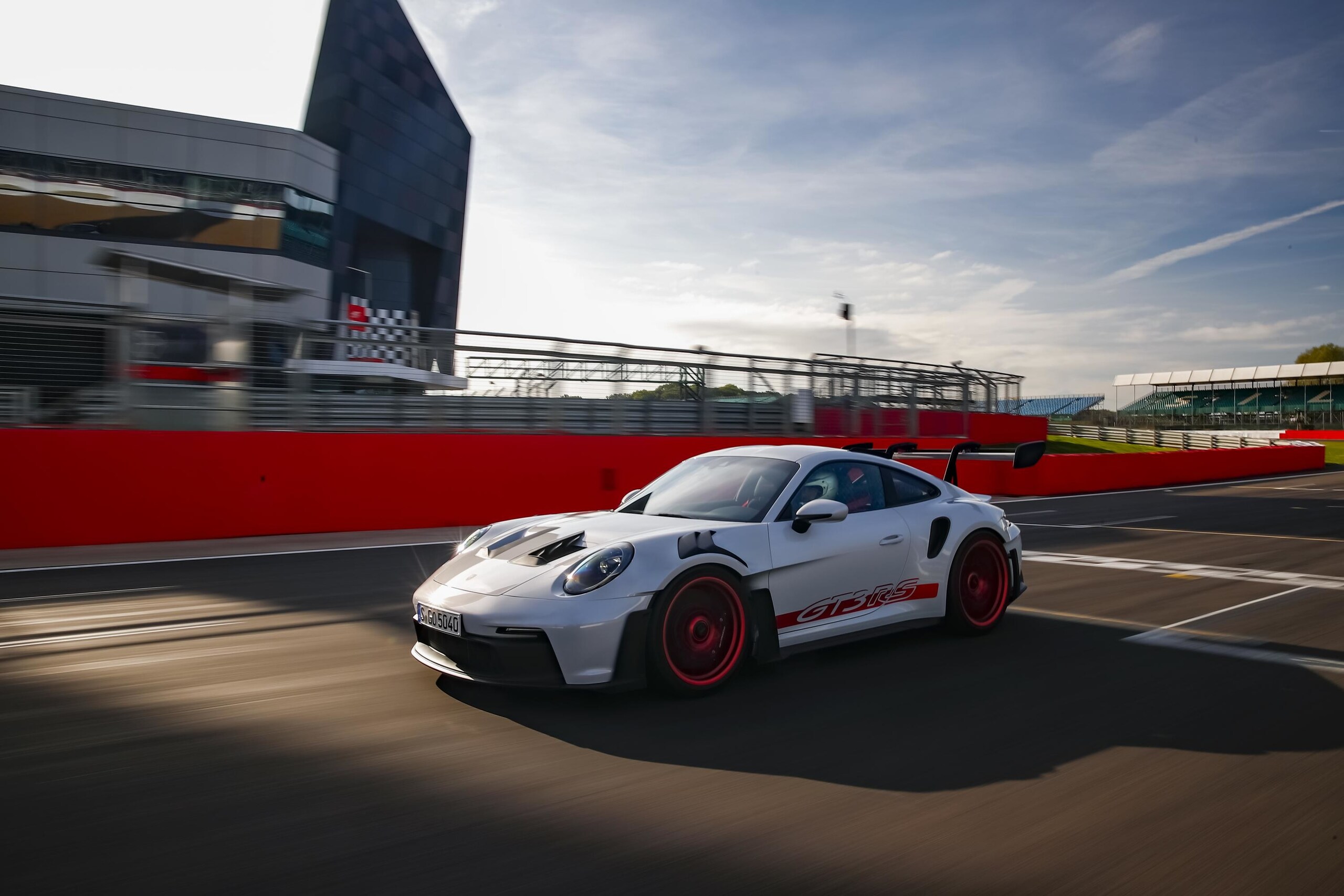 Porsche 911 GT3 RS, la prova in pista a Silverstone