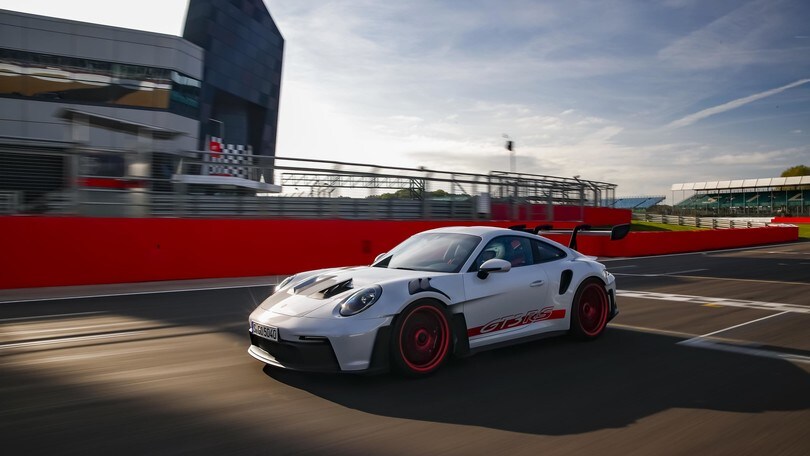 Porsche 911 GT3 RS, la prova in pista a Silverstone