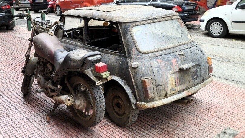 Mini Cooper e Yamaha abbandonate in un parcheggio d'hotel