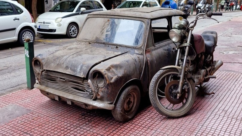 Una Mini Cooper e una Yamaha abbandonate e ritrovate dopo 30 anni