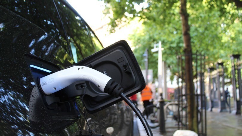 Auto elettriche: calo degli acquisti, e pochi punti di ricarica