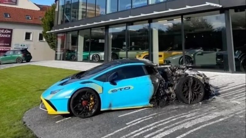 Lamborghini Huracan STO inghiottita dalle fiamme a Praga
