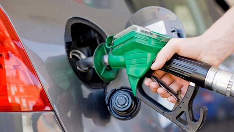 Caro carburanti: benzina sale e sfiora al self 1,7 euro al litro