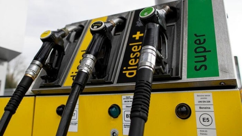 Aumentano i prezzi del carburante: il Diesel supera i 2 euro al litro