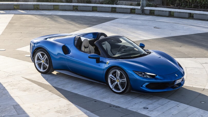 Ferrari 296 GTS, al volante della super spider ibrida