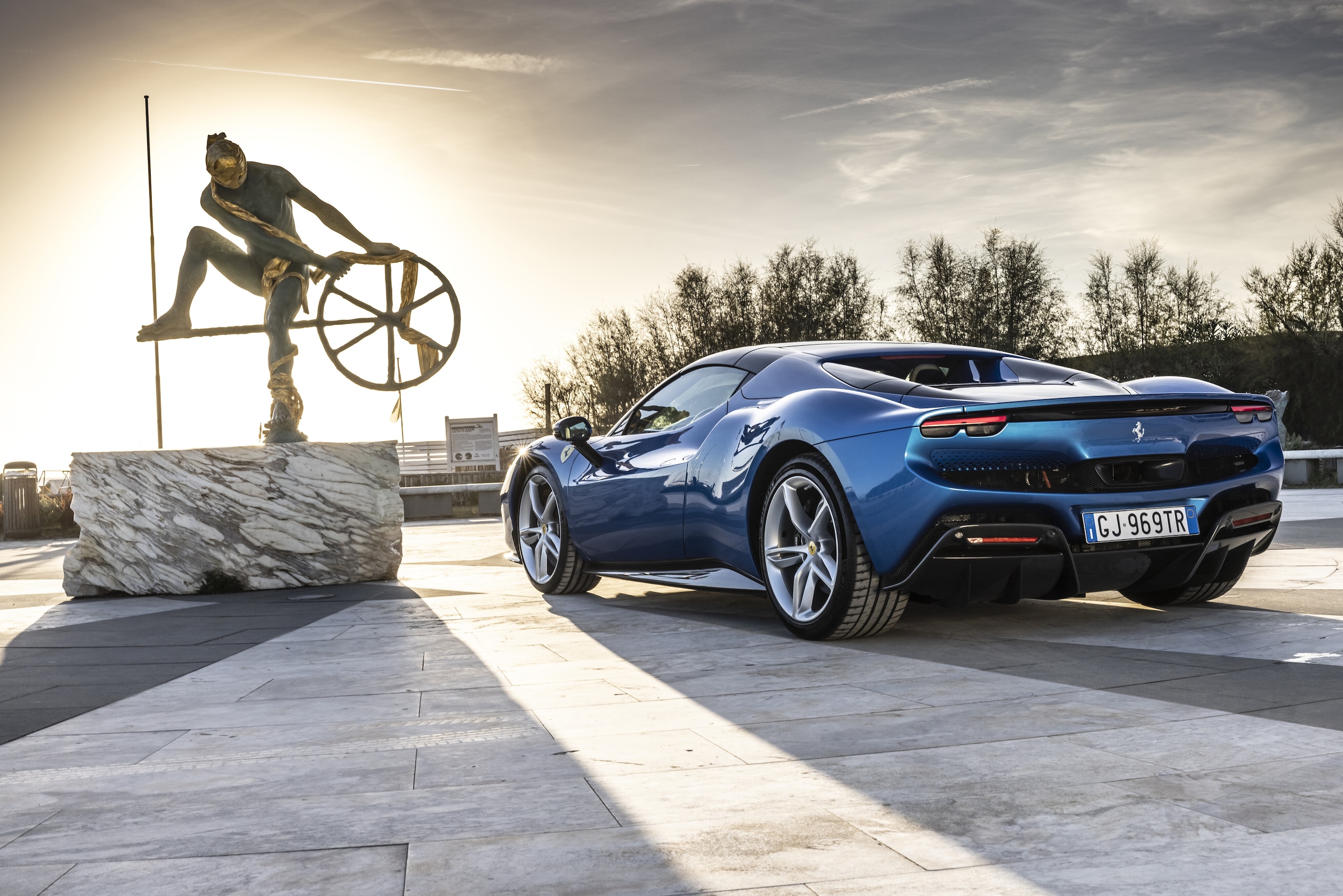 Ferrari 296 GTS, al volante della super spider ibrida
