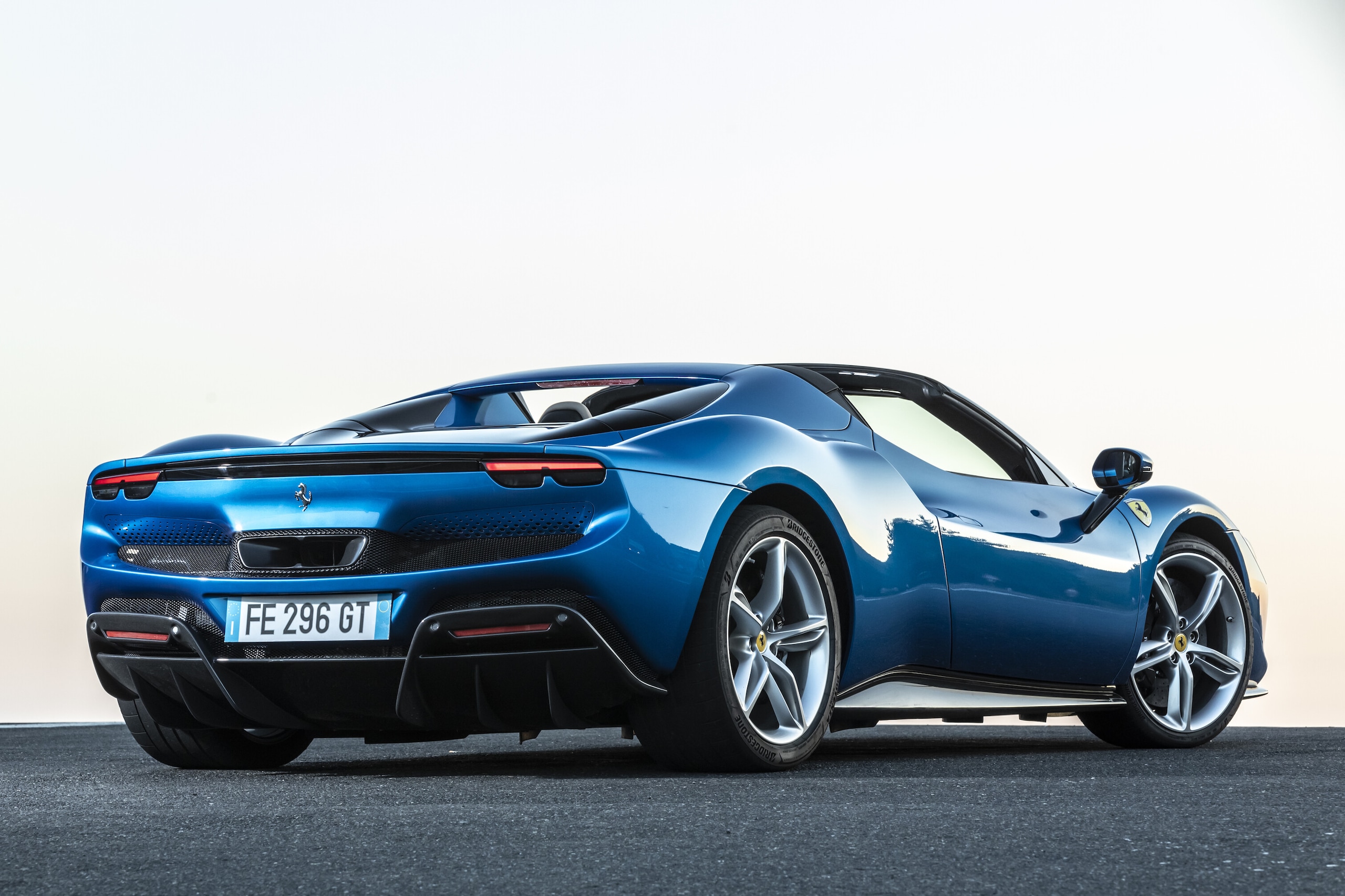 Ferrari 296 GTS, al volante della super spider ibrida