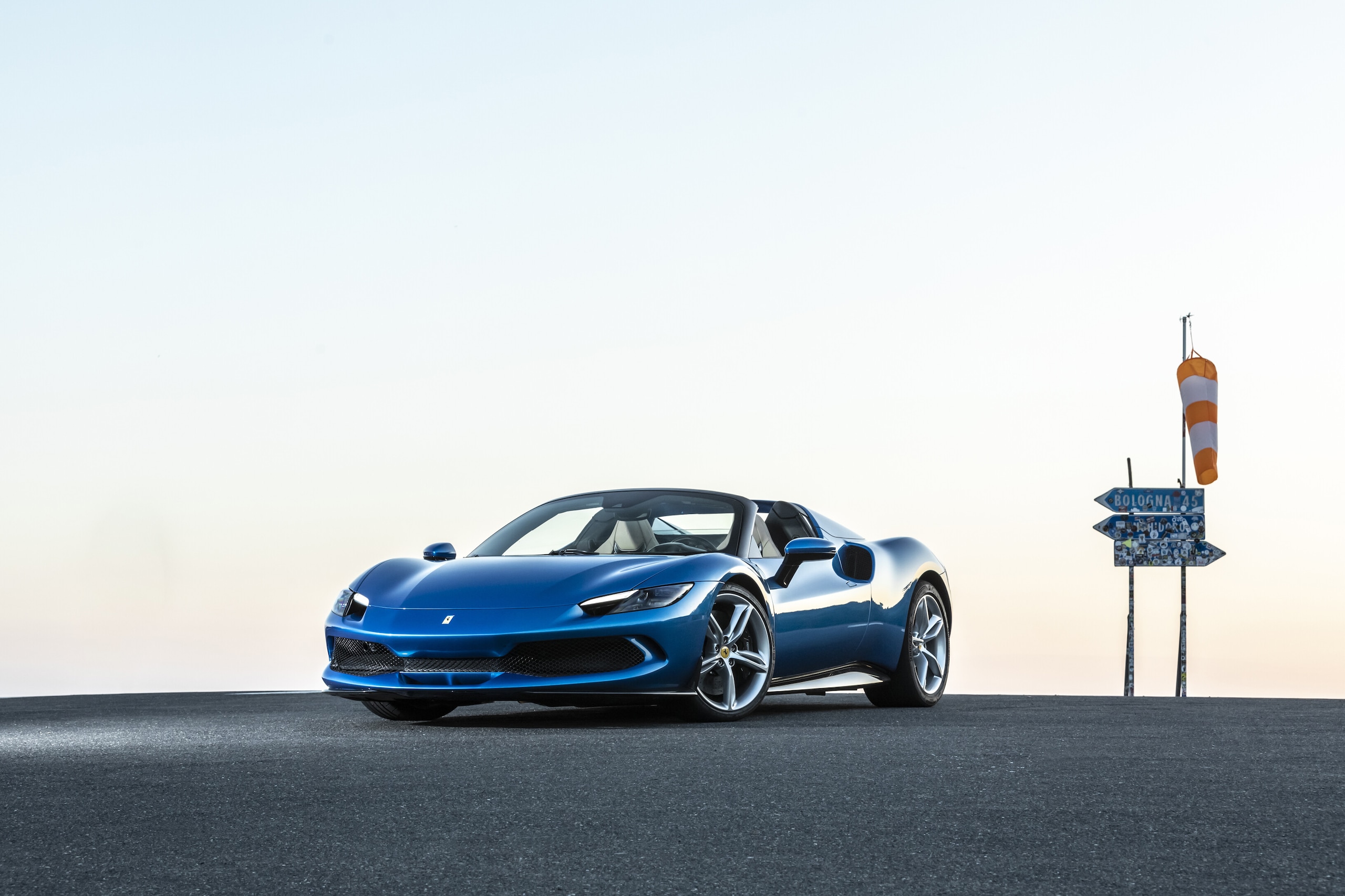 Ferrari 296 GTS, al volante della super spider ibrida