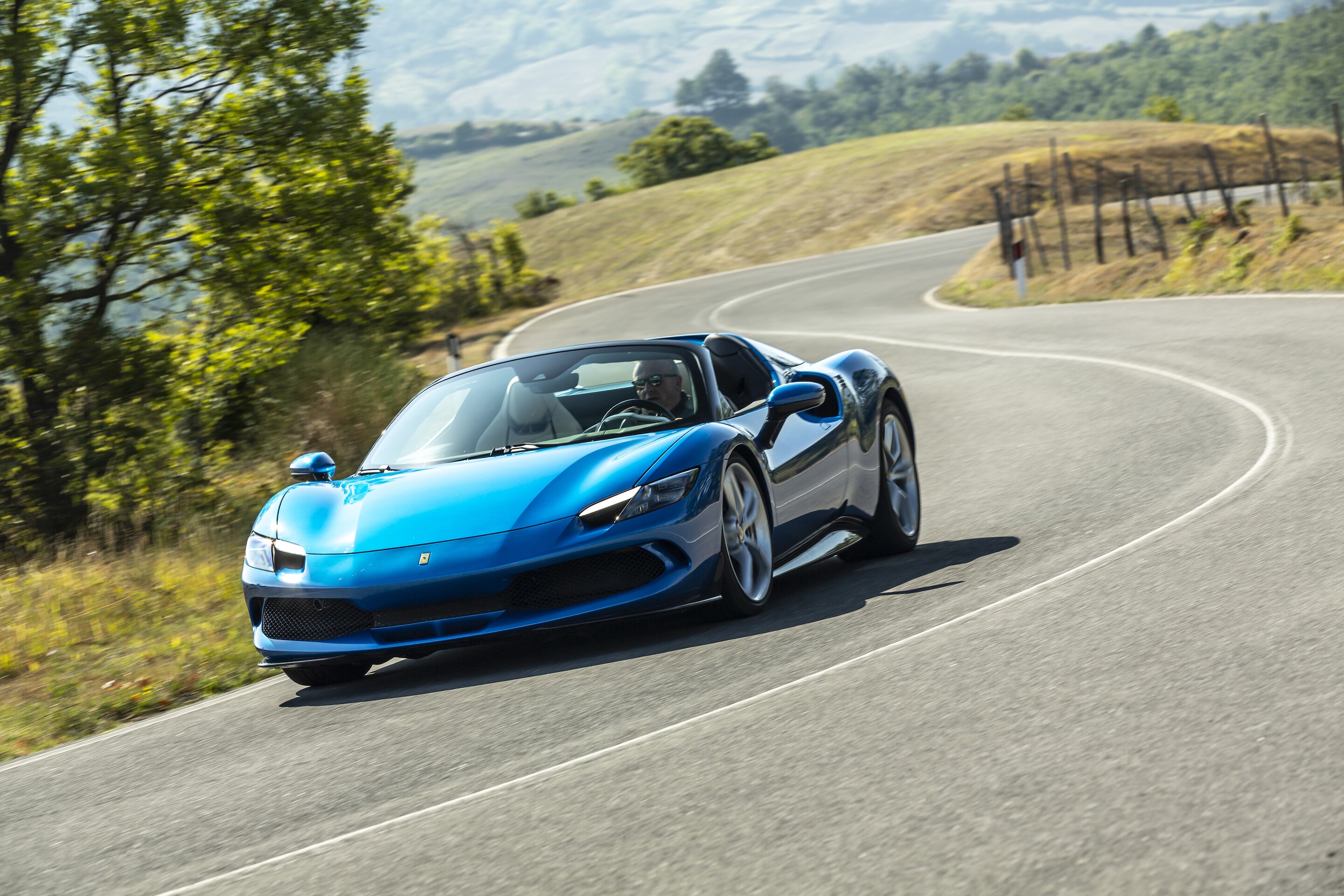 Ferrari 296 GTS, al volante della super spider ibrida