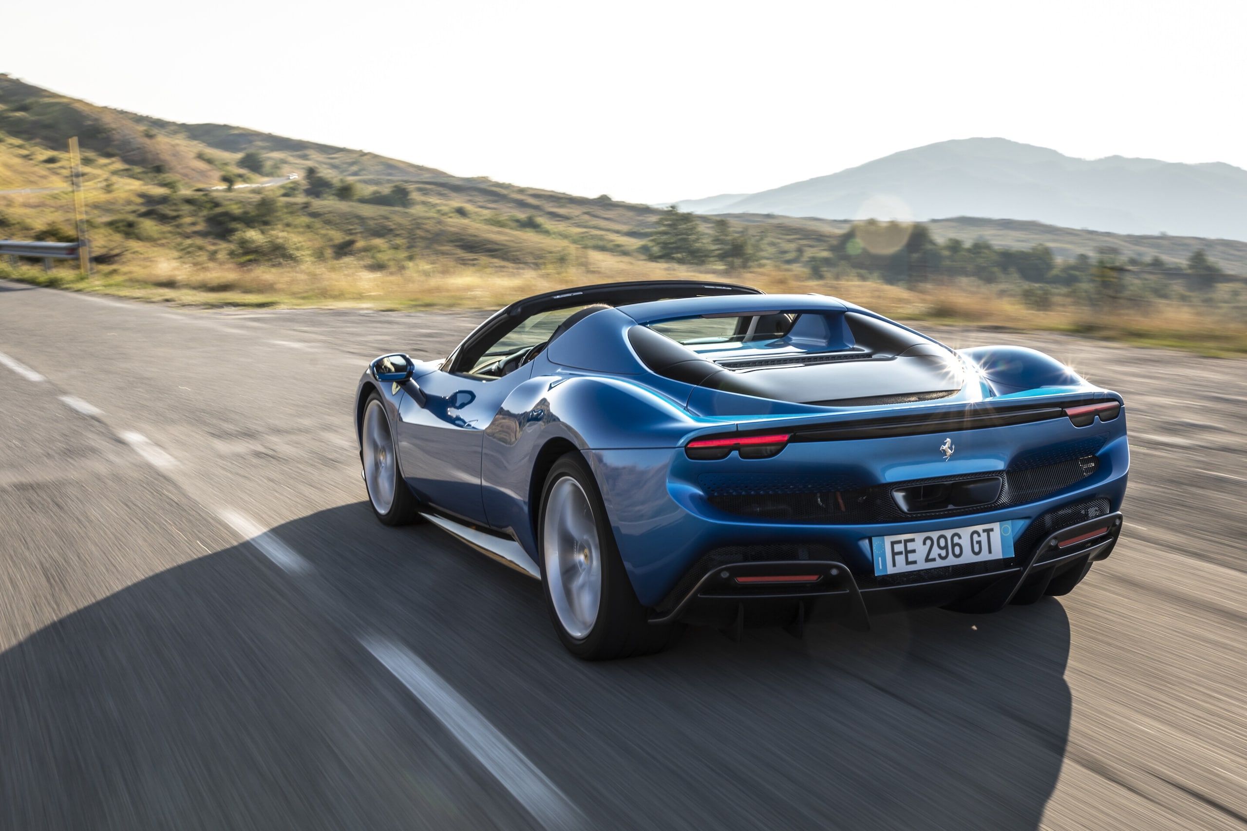 Ferrari 296 GTS, al volante della super spider ibrida