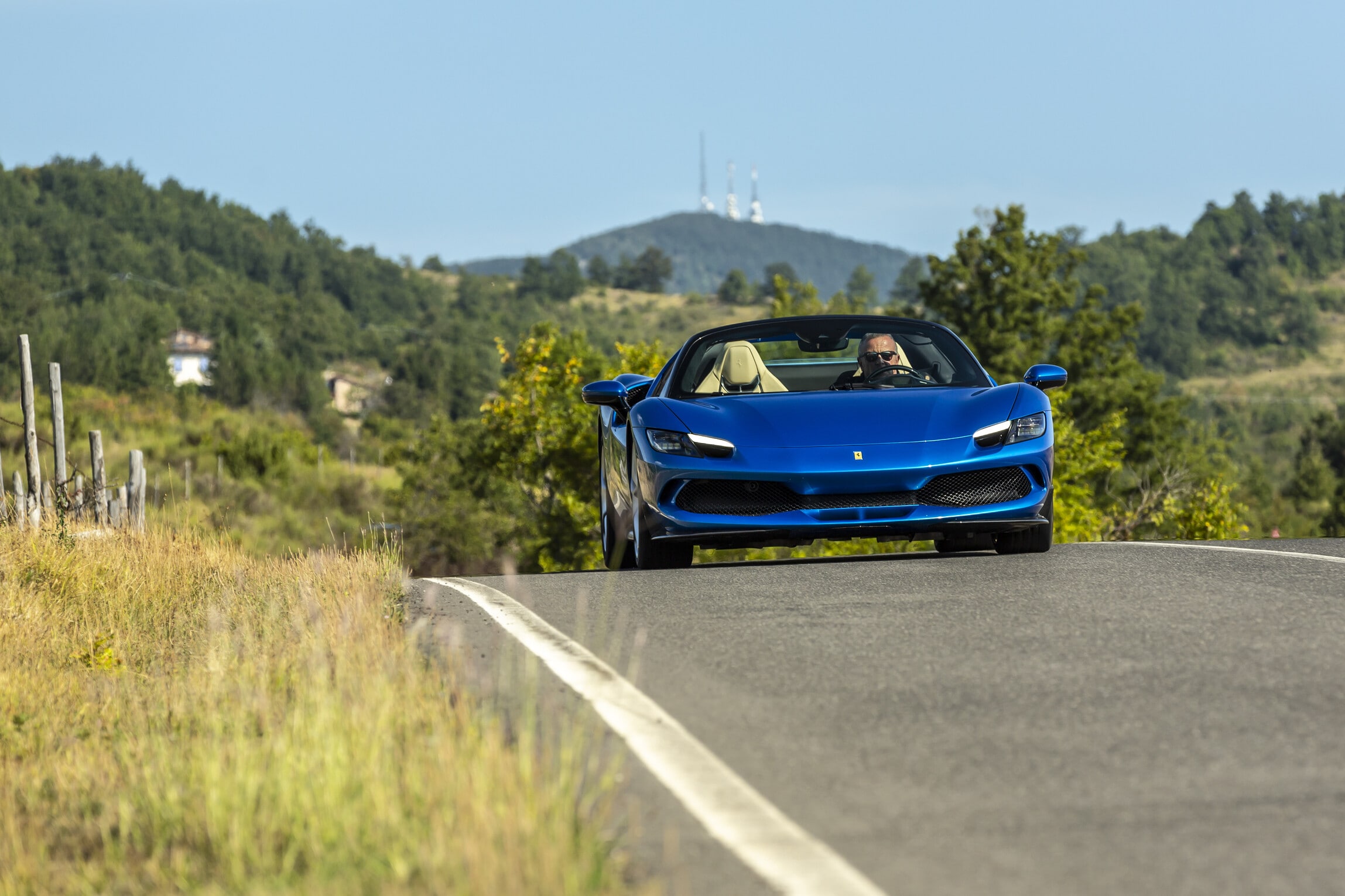 Ferrari 296 GTS, al volante della super spider ibrida