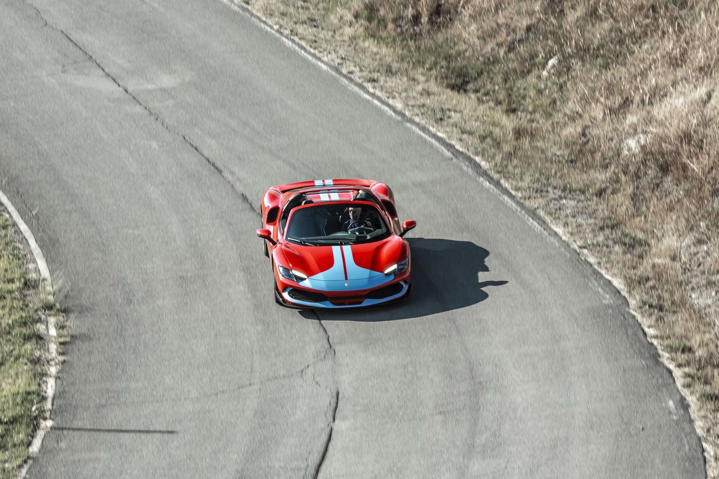 Ferrari 296 GTS, al volante della super spider ibrida