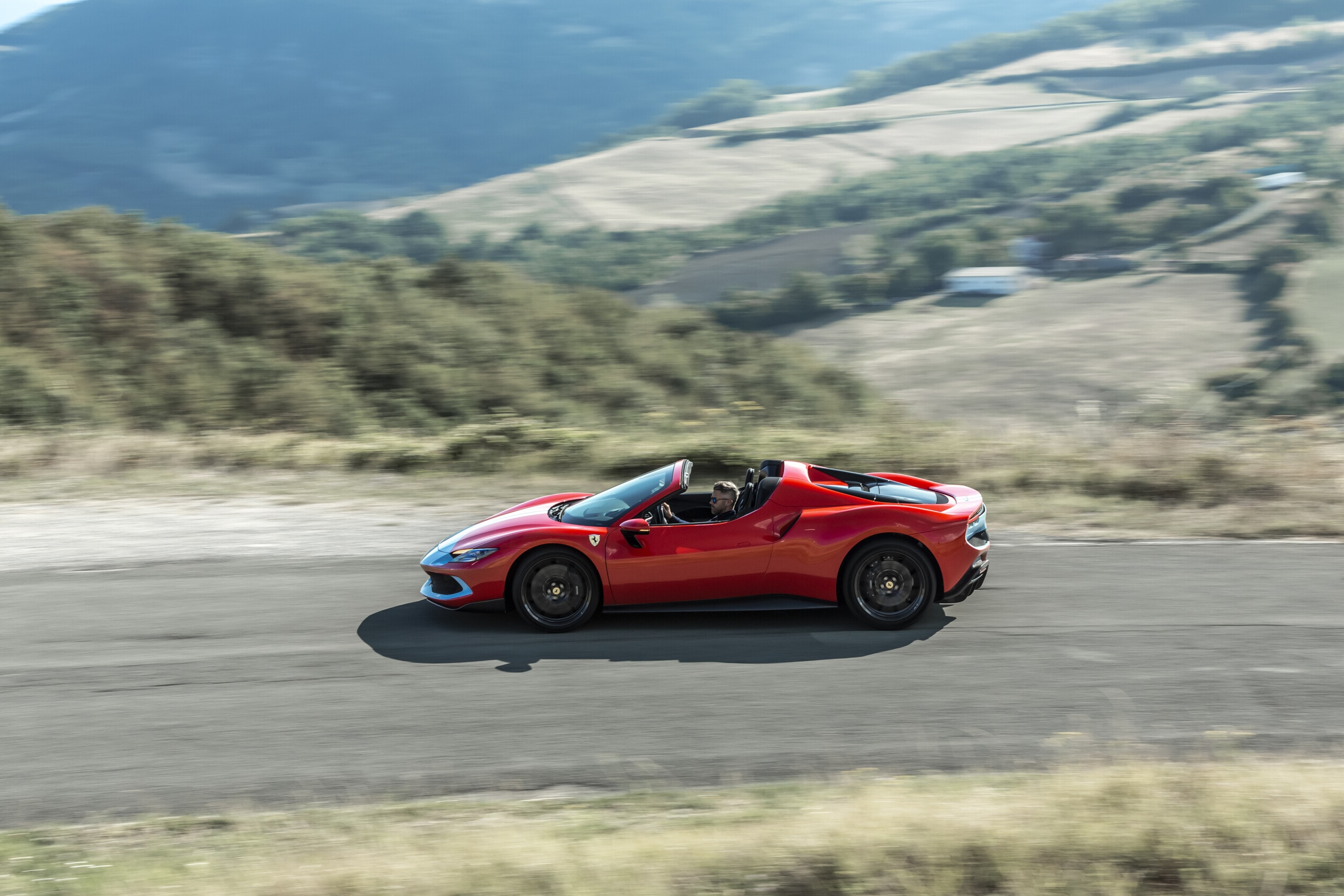 Ferrari 296 GTS, al volante della super spider ibrida
