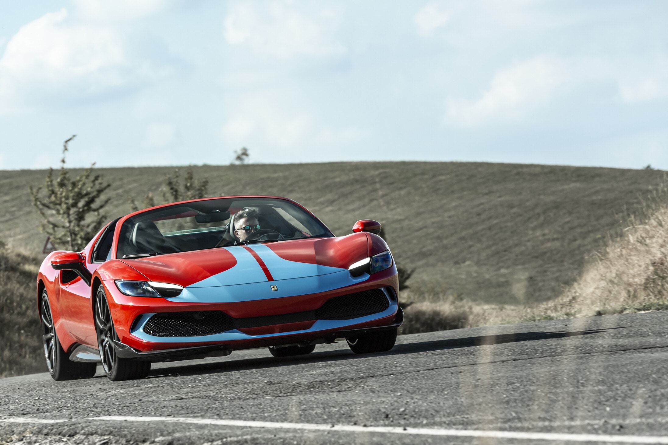 Ferrari 296 GTS, al volante della super spider ibrida