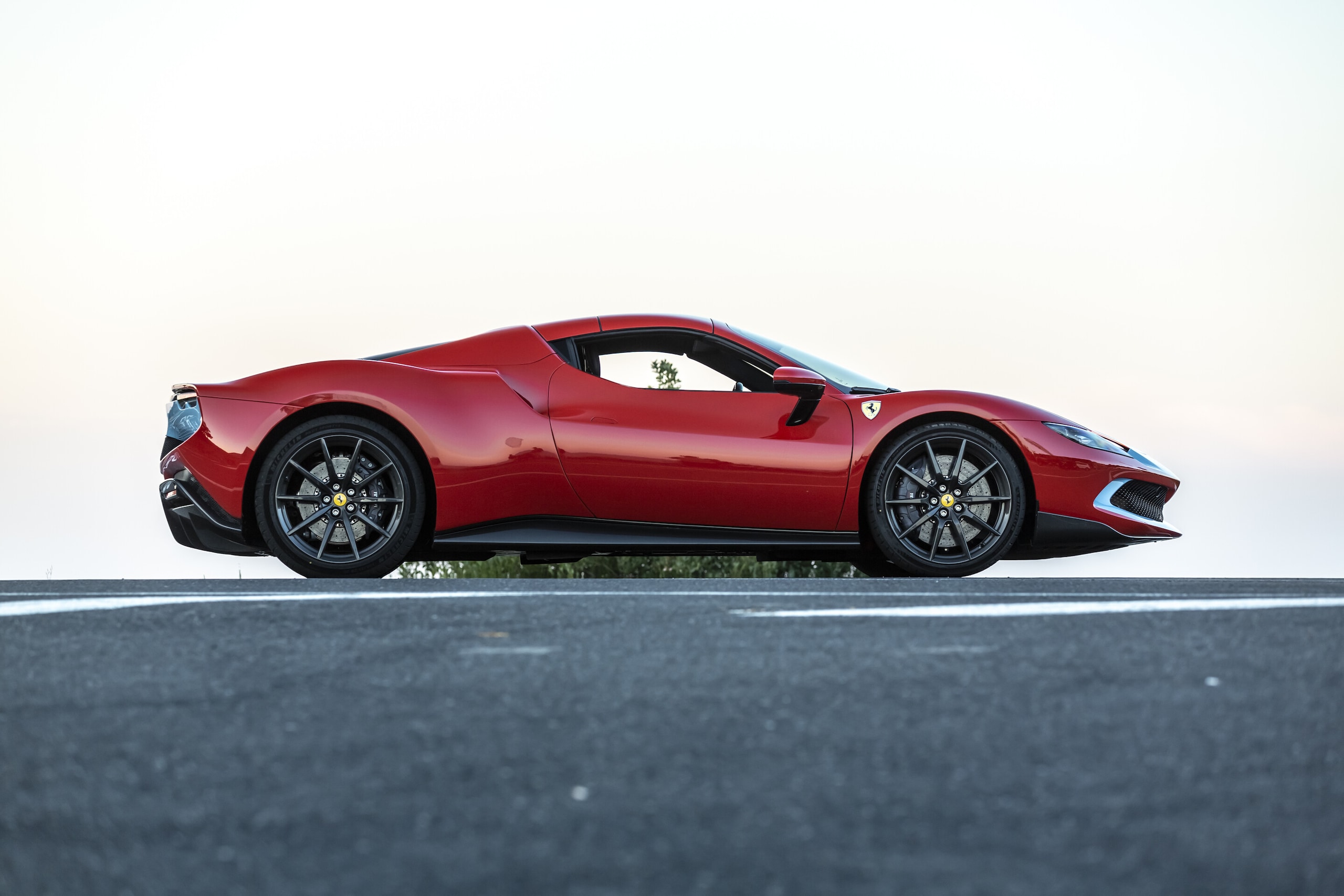 Ferrari 296 GTS, al volante della super spider ibrida