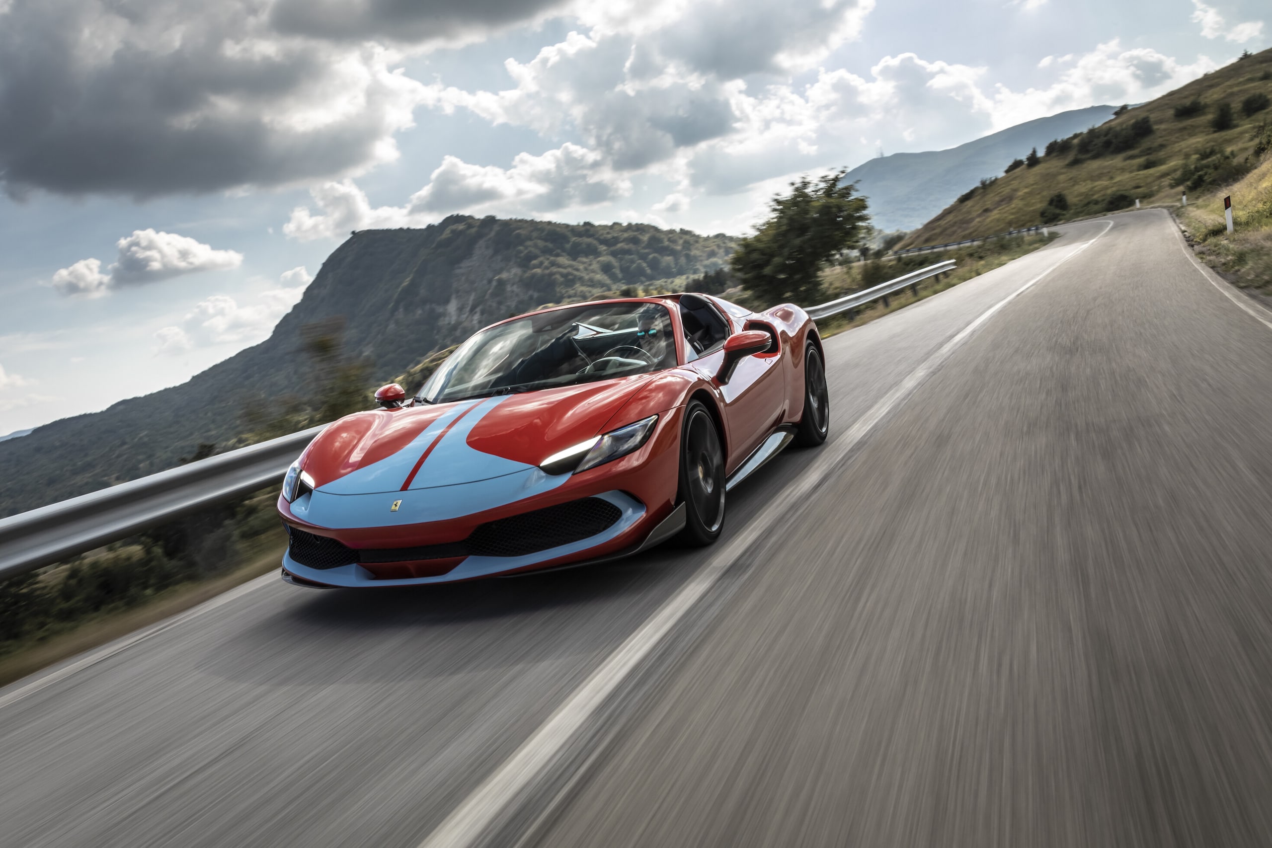 Ferrari 296 GTS, al volante della super spider ibrida