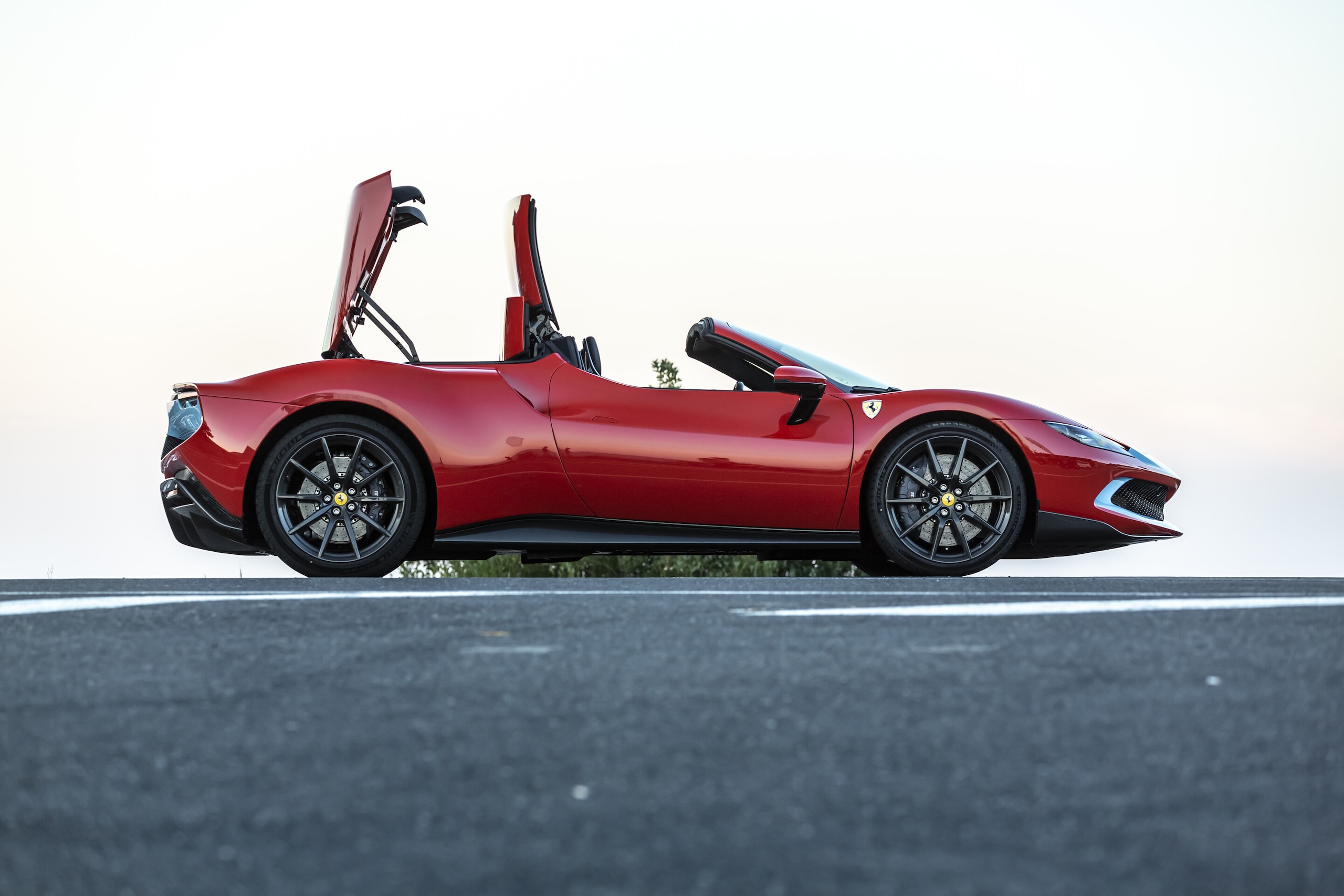 Ferrari 296 GTS, al volante della super spider ibrida