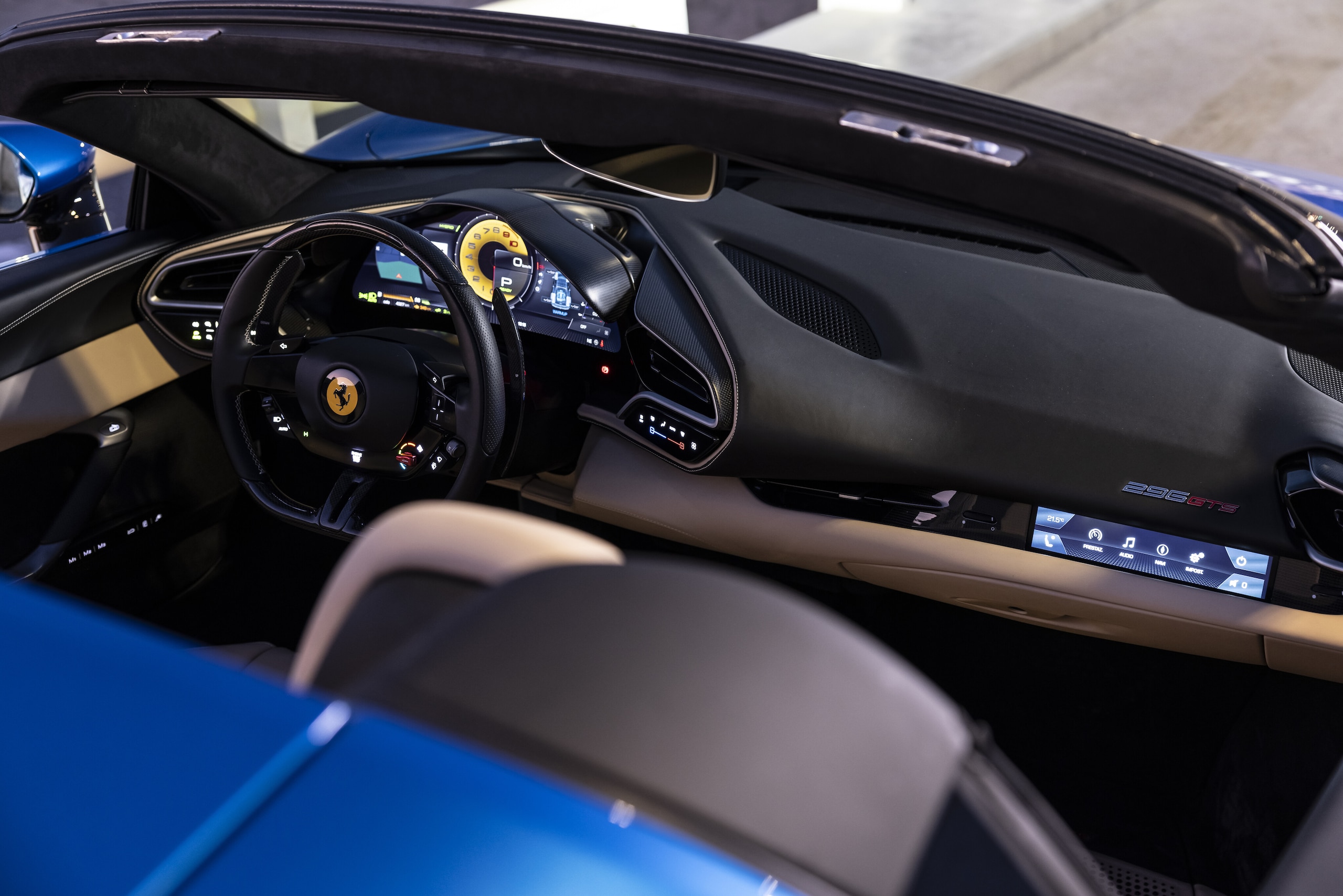 Ferrari 296 GTS, al volante della super spider ibrida