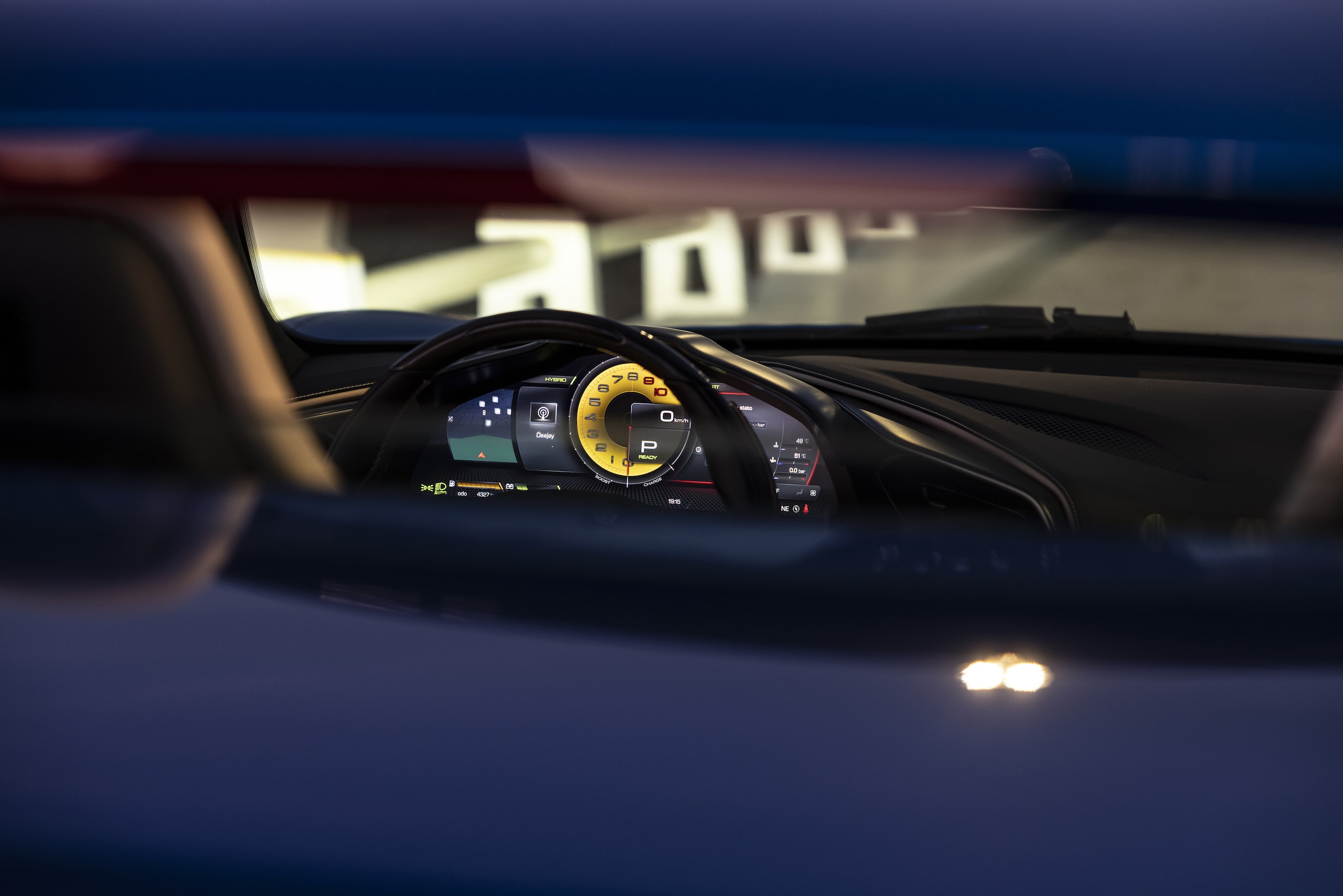 Ferrari 296 GTS, al volante della super spider ibrida