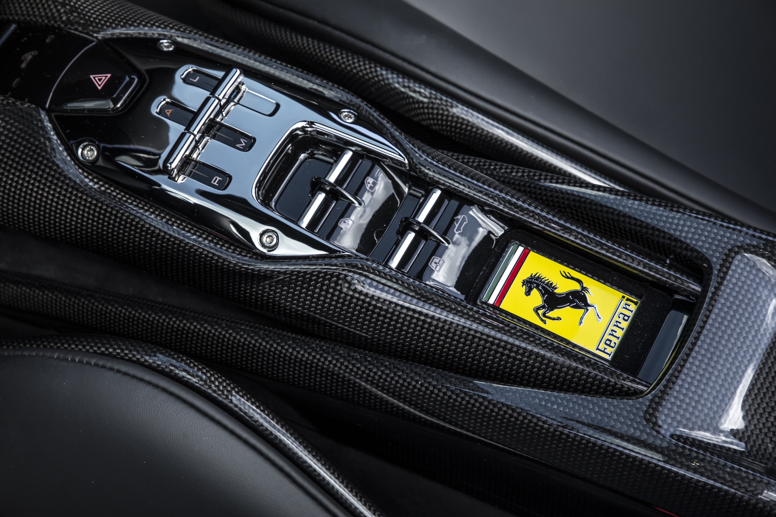 Ferrari 296 GTS, al volante della super spider ibrida