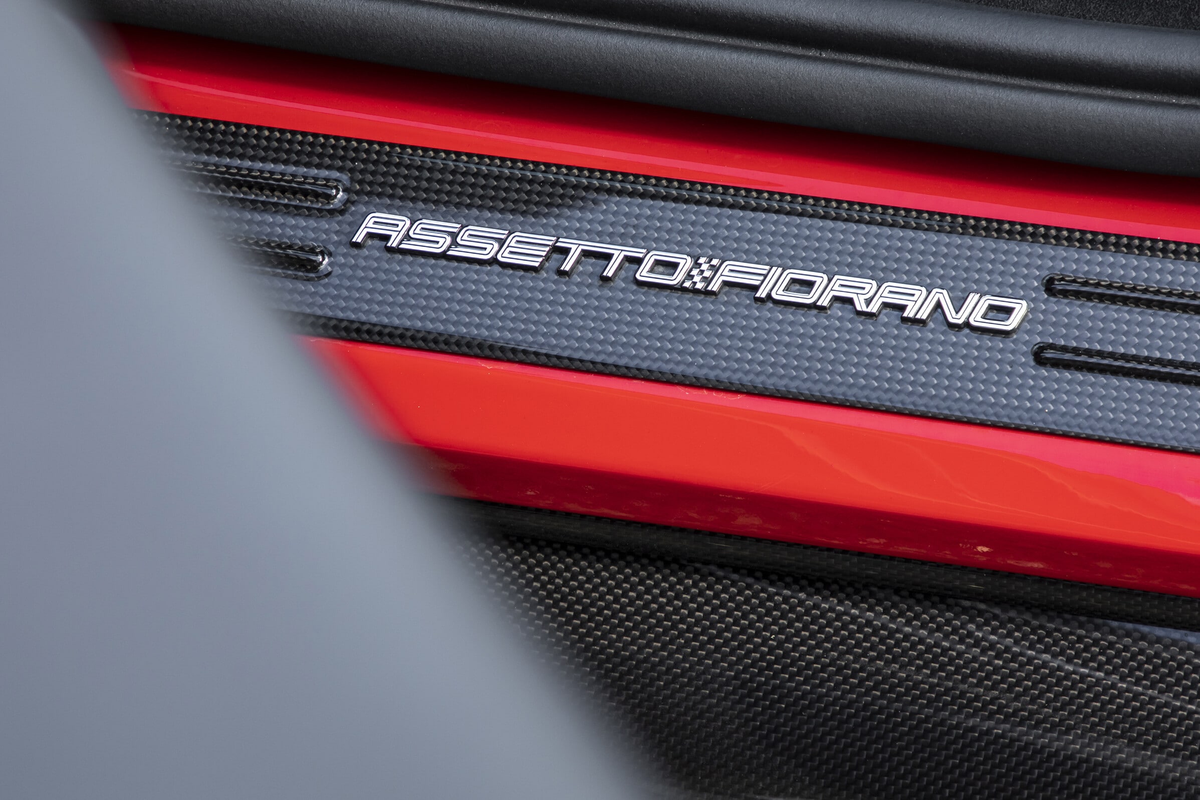 Ferrari 296 GTS, al volante della super spider ibrida