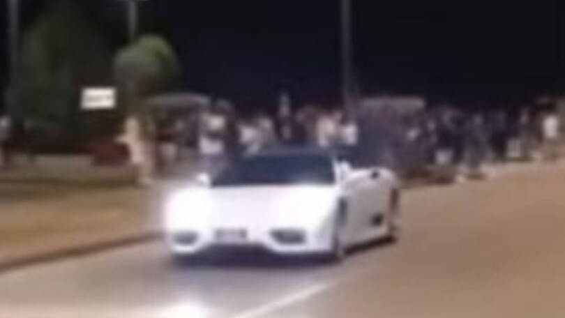 Vuol farsi notare ma distrugge la Ferrari per un’accelerata di troppo