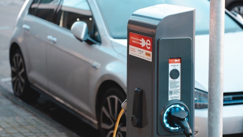 Auto elettriche: allarme per mancanza di punti di ricarica