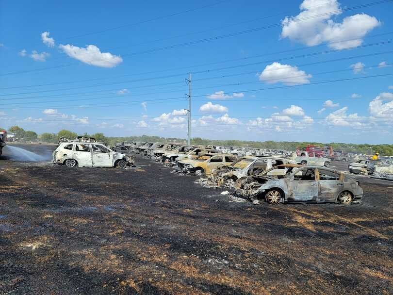 Getta la sigaretta sull'erba e provoca un incendio che distrugge 73 auto!