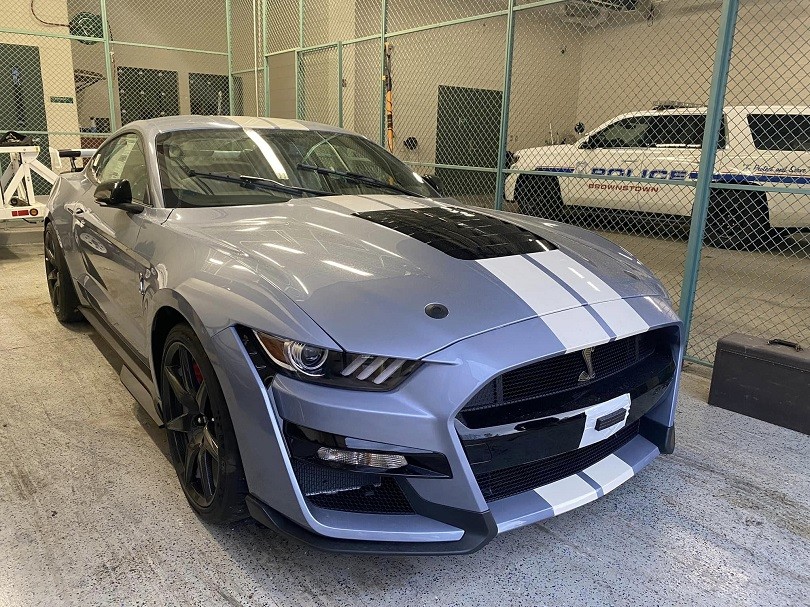 Ruba la Mustang, scappa dalla Polizia e fa un volo di 9 metri!