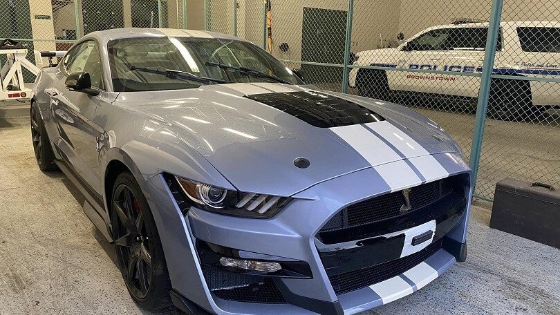 Ruba la Mustang, scappa dalla Polizia e fa un volo di 9 metri!