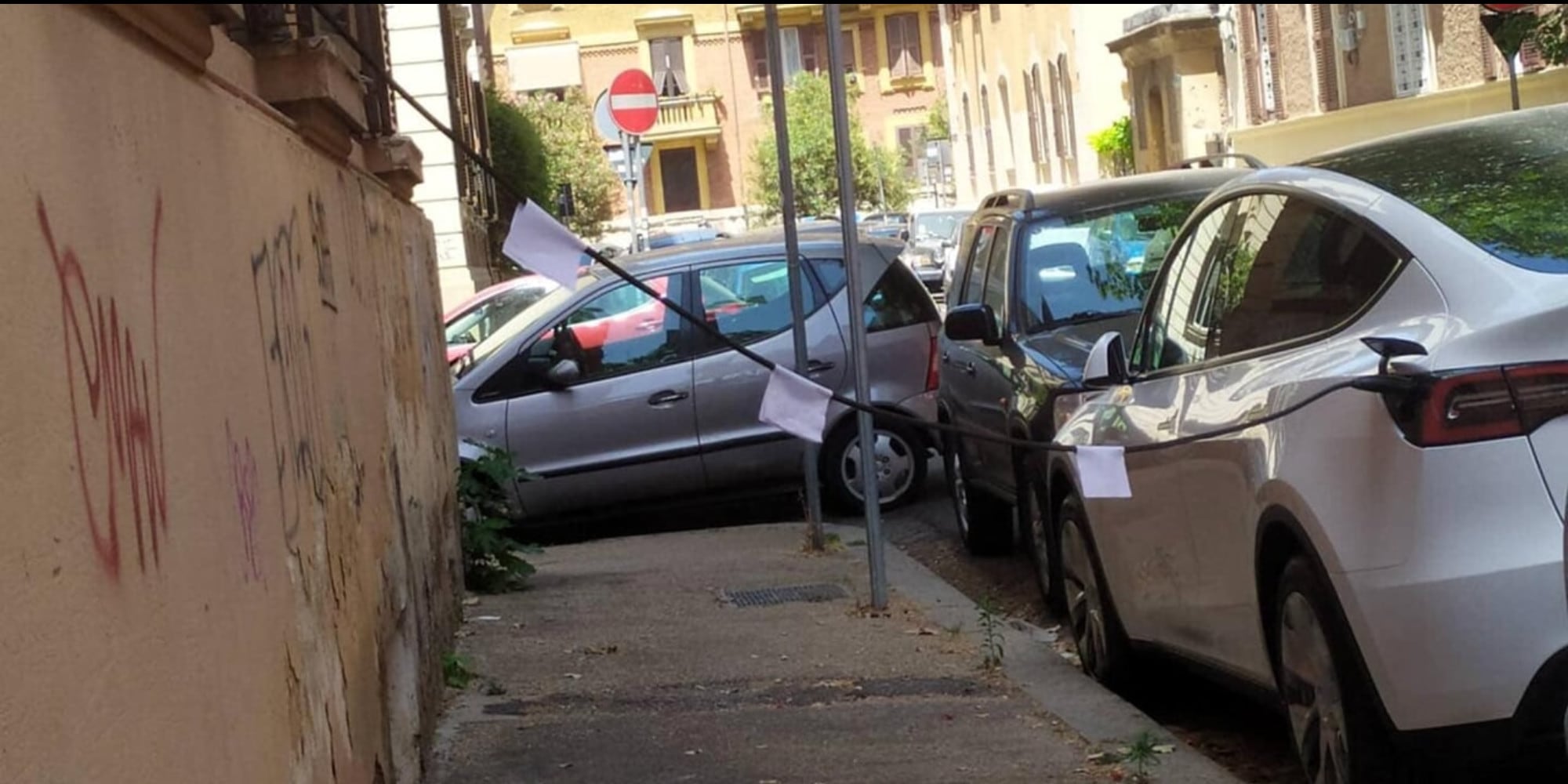 Roma, ricarica la Tesla in strada dalla... finestra di casa