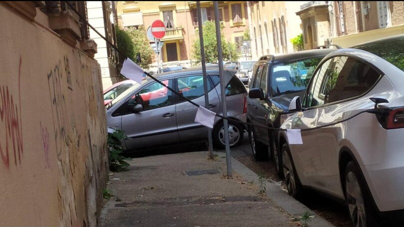 Roma, ricarica la Tesla in strada dalla... finestra di casa