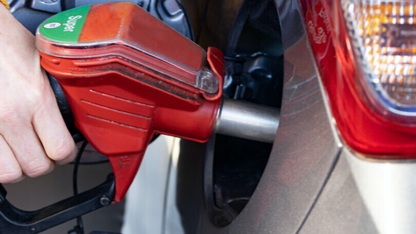 Caro benzina, prolungato il taglio delle accise fino al 18 novembre