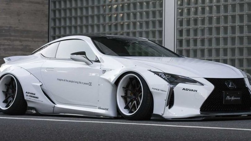 Lexus LC 500h, con il tuning di Liberty Walk puoi quasi toccare l'asfalto