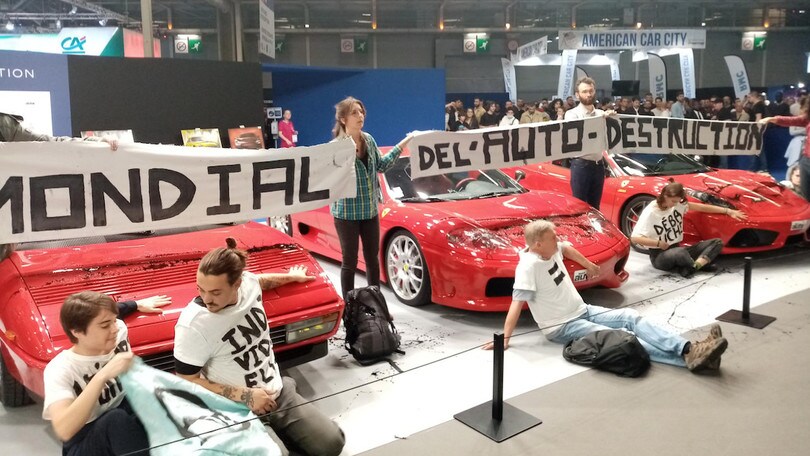 Protesta al Salone di Parigi, ambientalisti si incollano ad alcune Ferrari