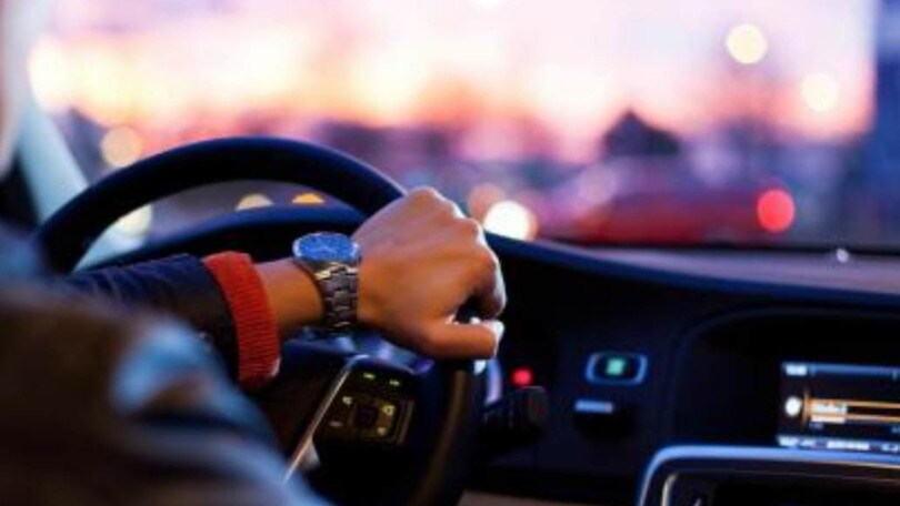 Fermo nel traffico con la Ferrari: gli sfilano dal polso l’orologio da 22mila euro!