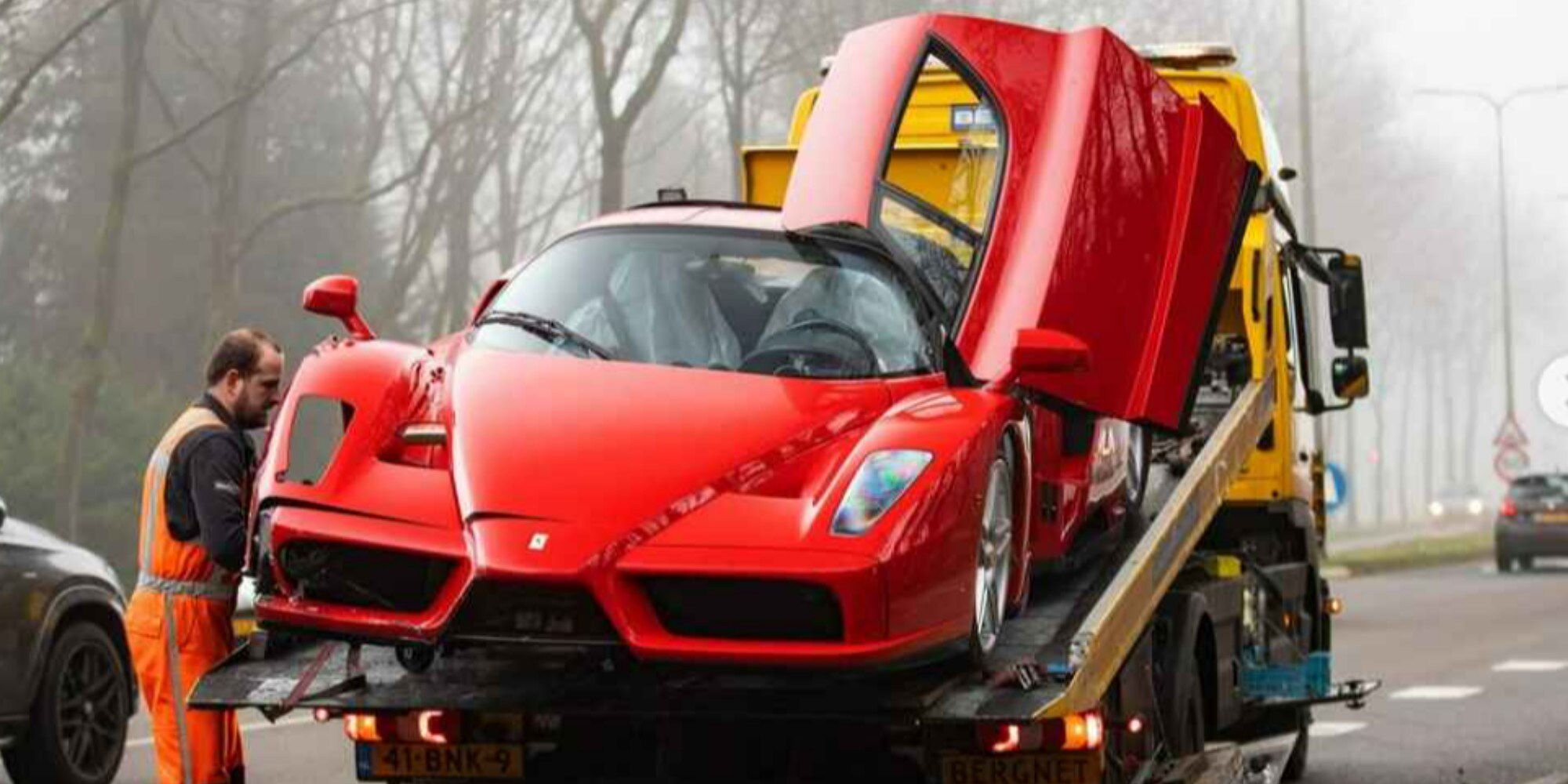 Aspettava la sua Ferrari ma la distruggono durante la consegna