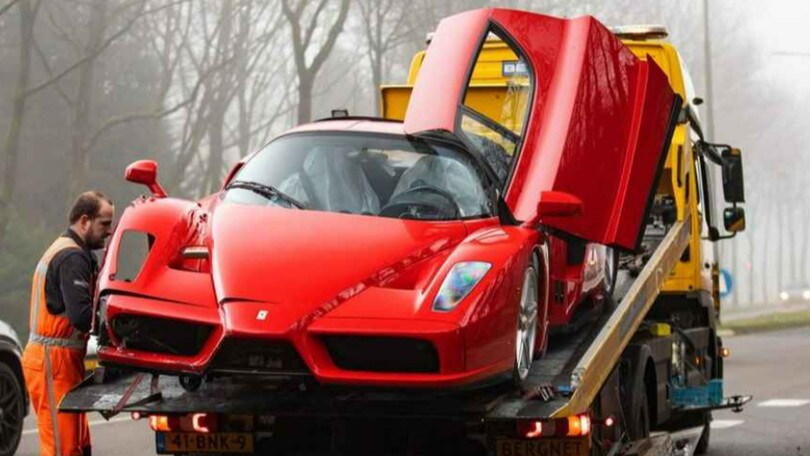 Aspettava la sua Ferrari ma la distruggono durante la consegna