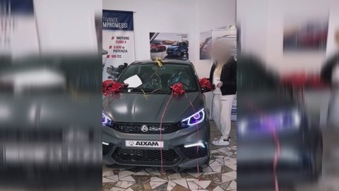 Chanel Totti alla guida della sua nuova minicar