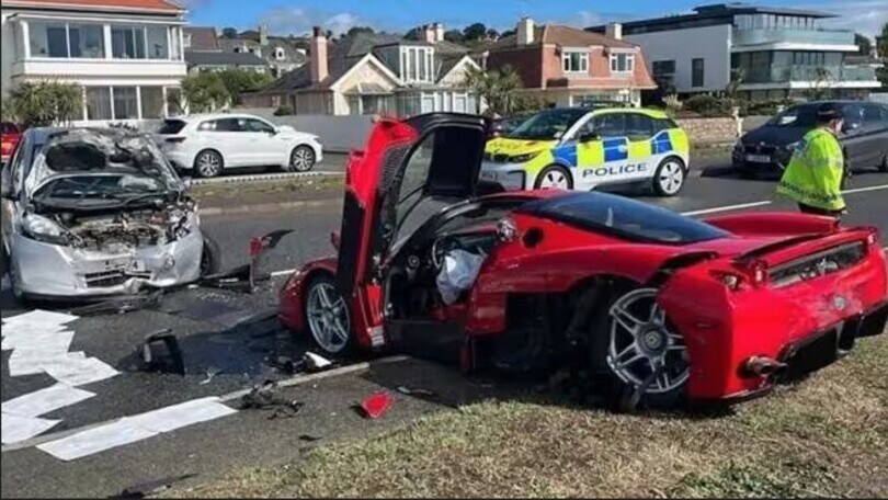 Gran Bretagna, una Ferrari Enzo nuovissima va a pezzi durante la consegna