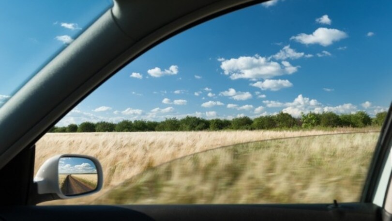 Lasciare l'auto in sosta con i finestrini aperti è un reato: cosa si rischia