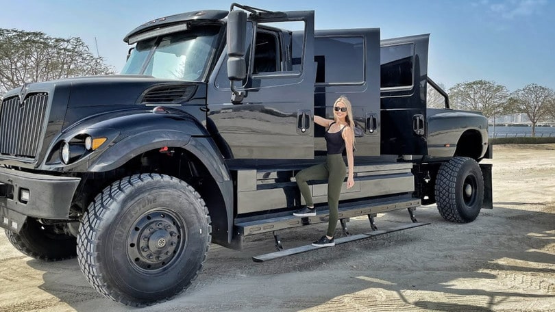 Il pickup “monstre” a 6 porte che sembra quasi un treno