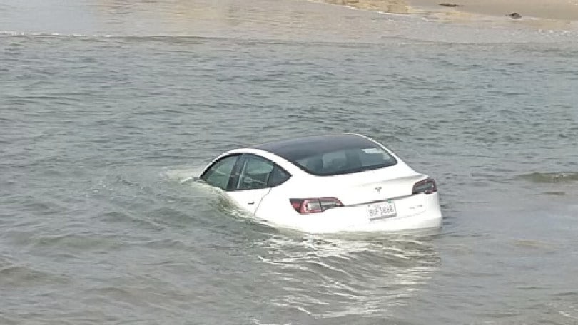 Che ci fa una Tesla Model 3 a bagno nella baia di Santa Barbara?