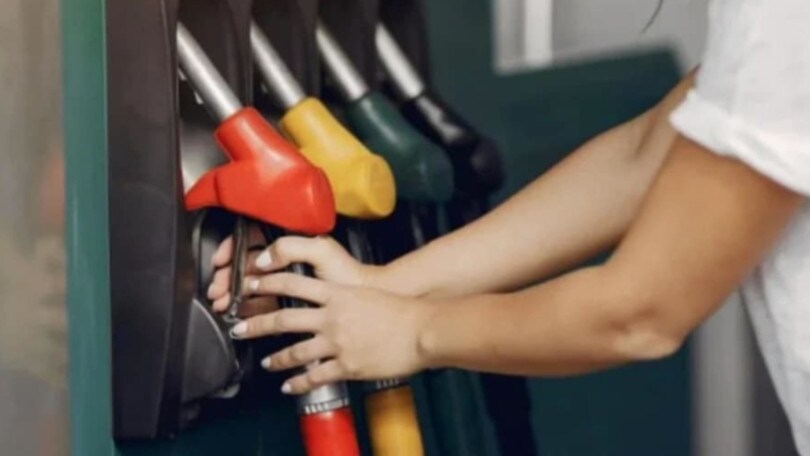 Caro carburanti: i prezzi scendono, ma le tasse continuano a salire