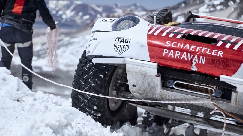 Porsche 911 Carrera 4S conquista il vulcano